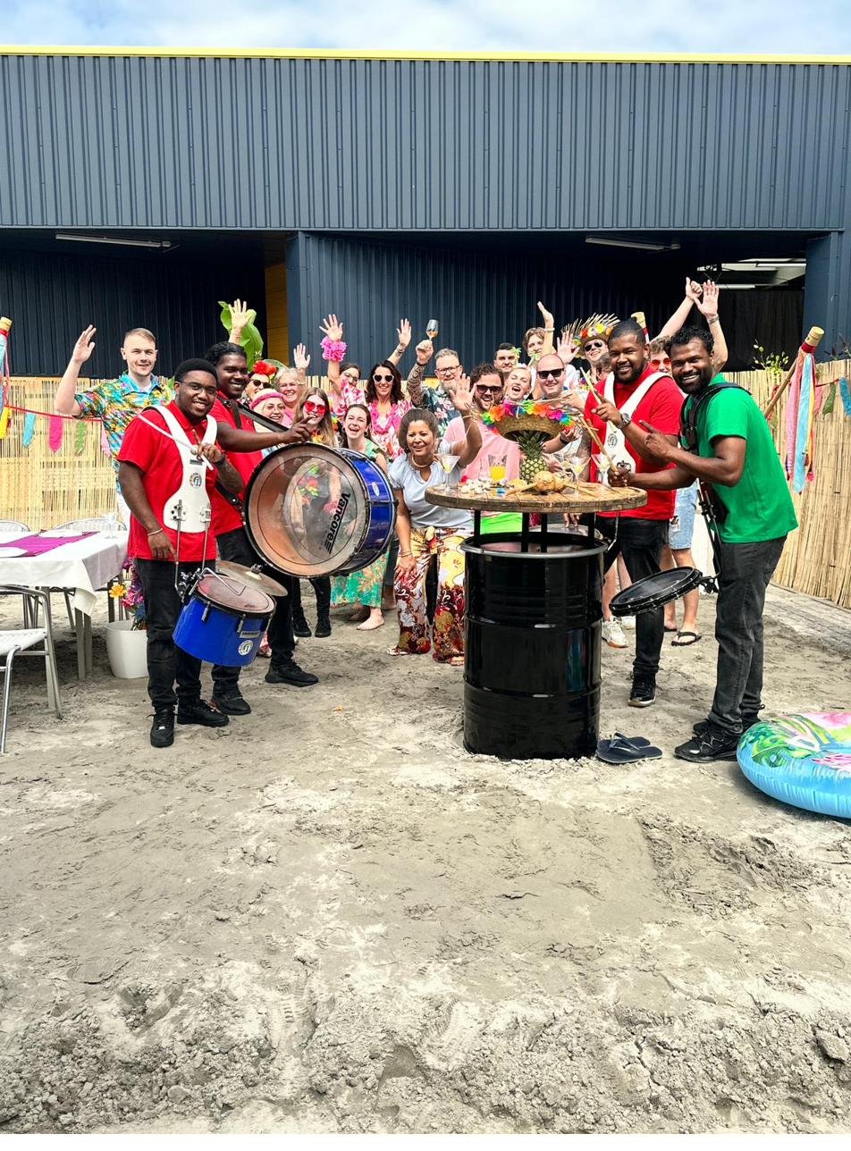 All In 1 drumband speelt tijdens een strandfeest