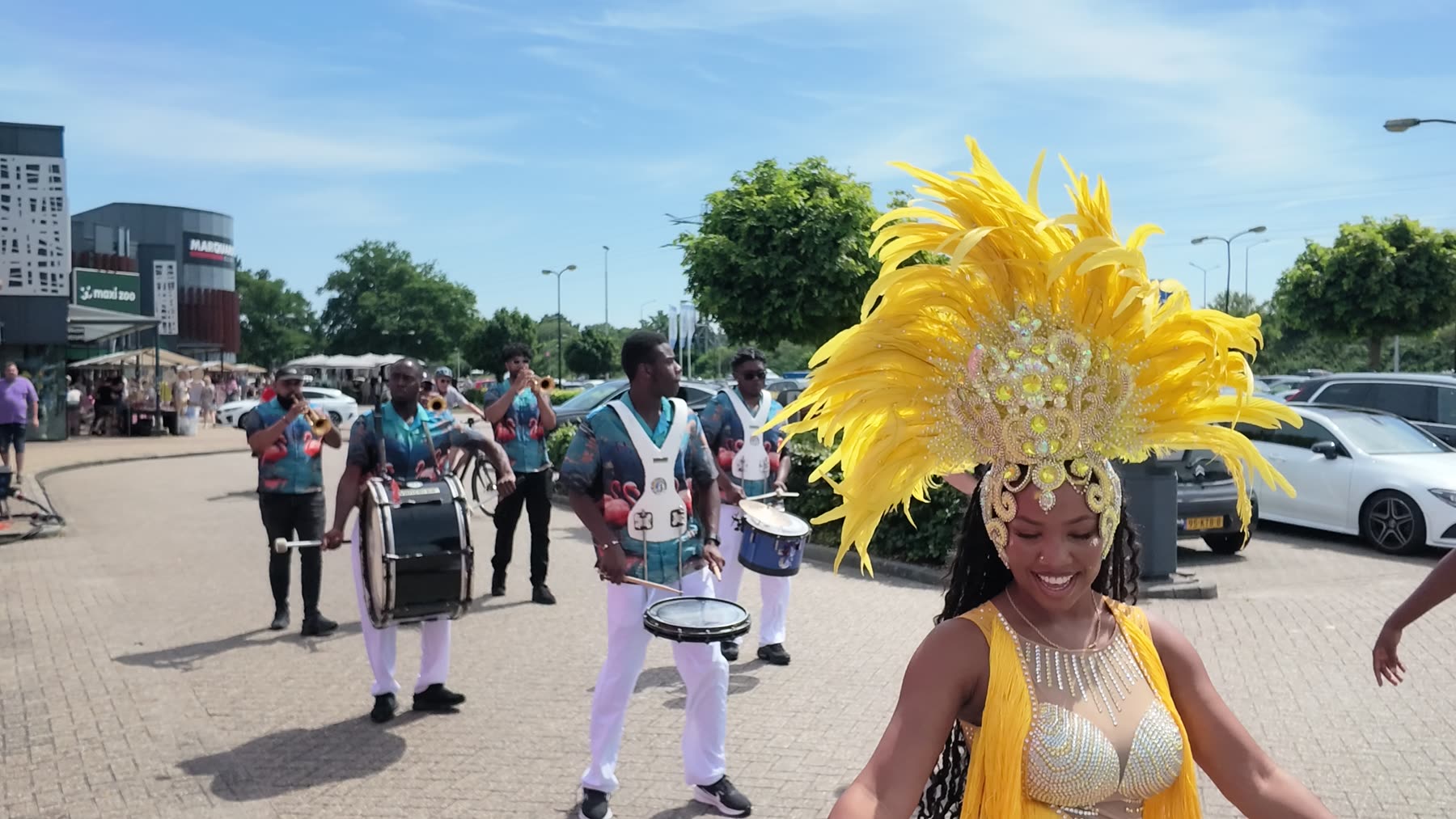 All In 1 Music Brassband speelt buiten voor publiek