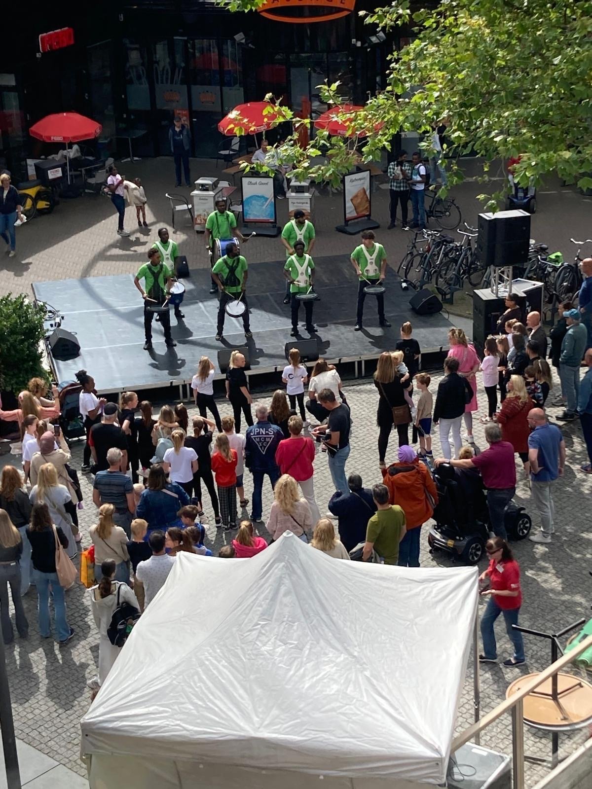 All In 1 drumband op een plein voor een groot publiek